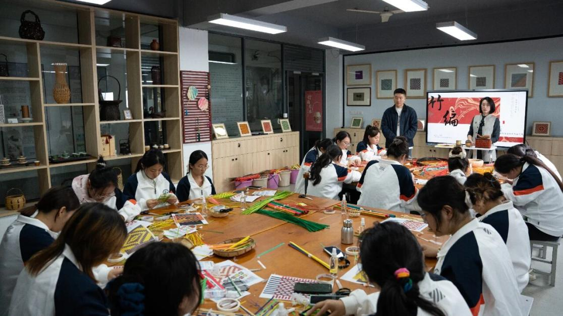 为非遗“添彩”，为青春“赋能”：江苏建院的文化育人新实践